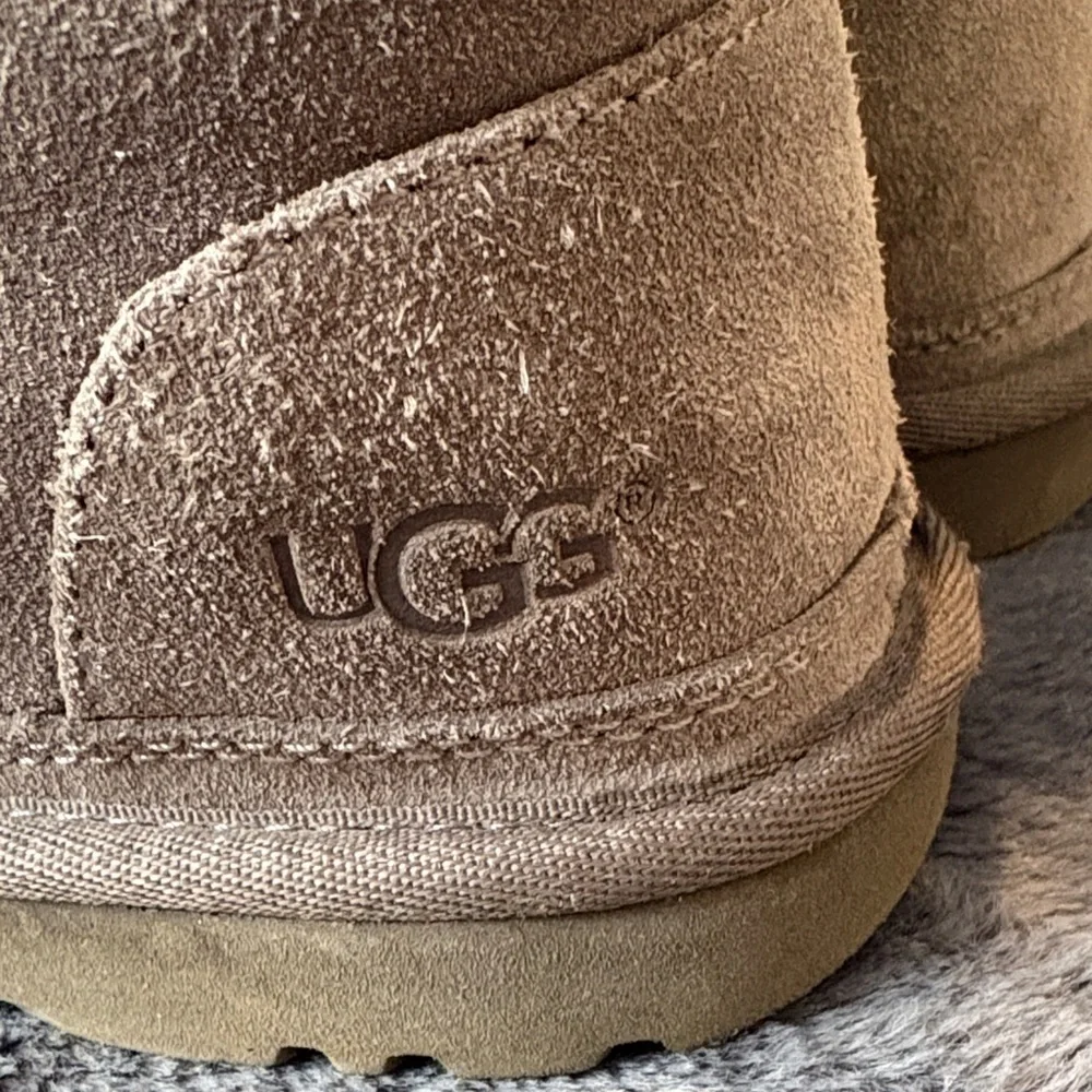 EUC Men’s Ugg Neumel Boots Taupe Suede Size 7